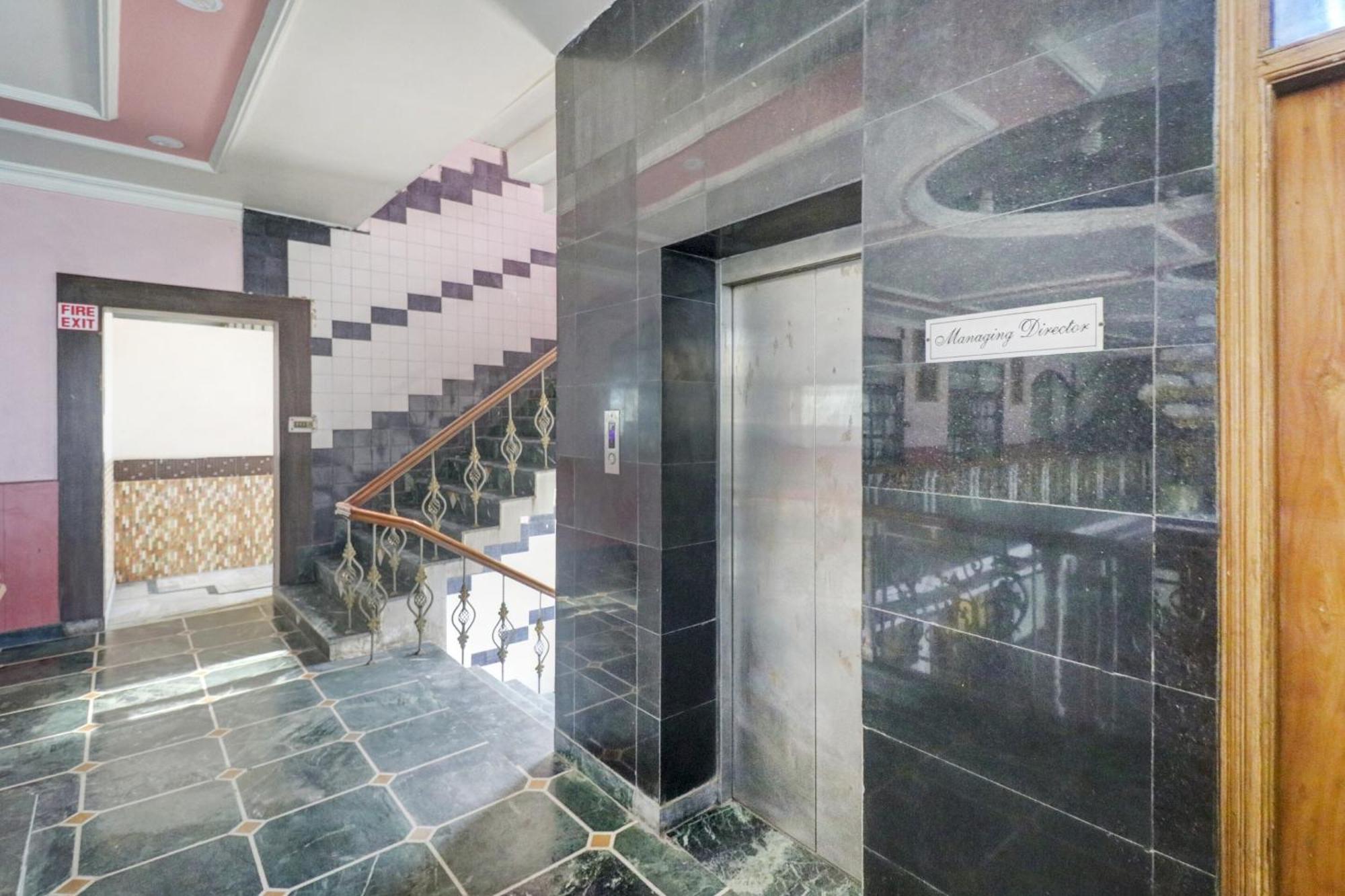 Hotel O Mukut Mahal Mirát Kültér fotó