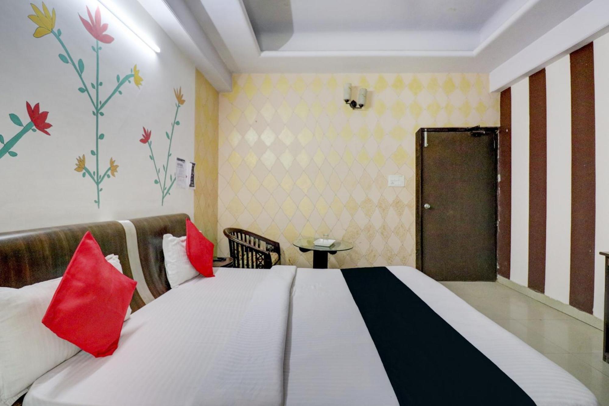 Hotel O Mukut Mahal Mirát Kültér fotó