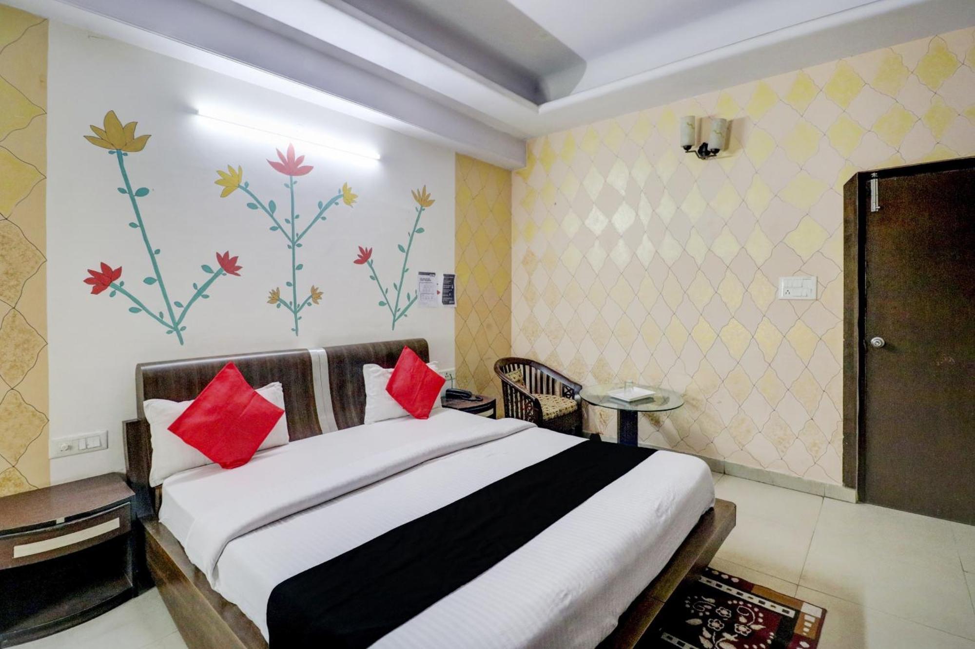 Hotel O Mukut Mahal Mirát Kültér fotó